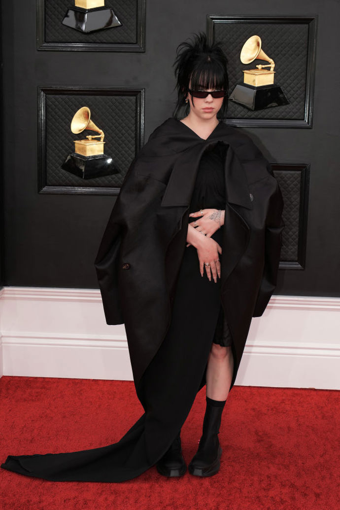 Billie Eilish dorazila na udílení cen Grammy v černém "hávu" od Ricka Owense.
