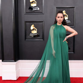 Sofia Carson dorazila na červený koberec v tmavě zelených šatech Valentino.
