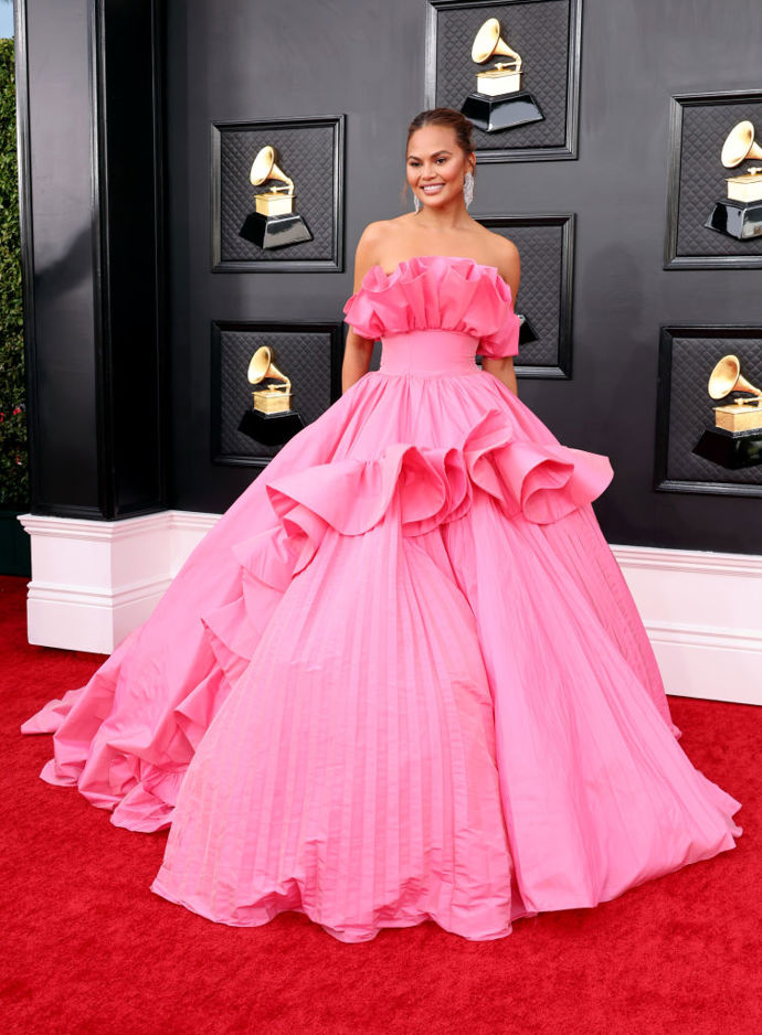 Dramatická růžová róba Nicole + Felicia Couture podtrhla krásu Chrissy Teigen.
