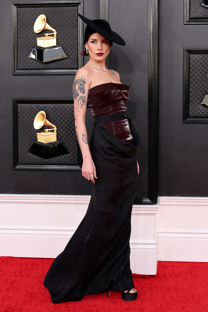 Na sametový korzet vínové barvy s černou sukní od Pressiata vsadila zpěvačka Halsey.
