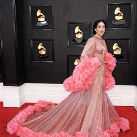Zpěvačka Annie Clark, která si říká St. Vincent, oblékla róbu z přehlídky Gucci's Spring 2022.

