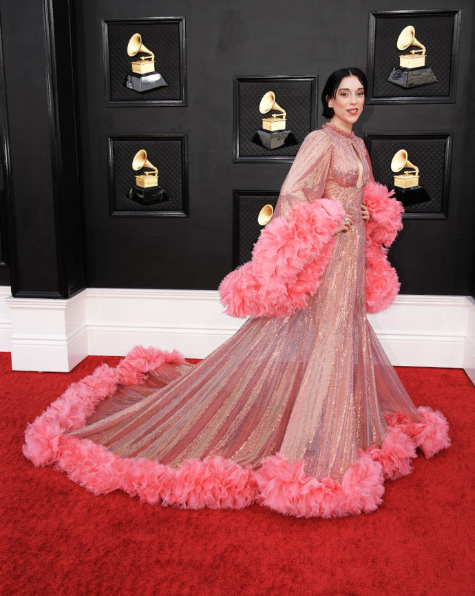 Zpěvačka Annie Clark, která si říká St. Vincent, oblékla róbu z přehlídky Gucci's Spring 2022.
