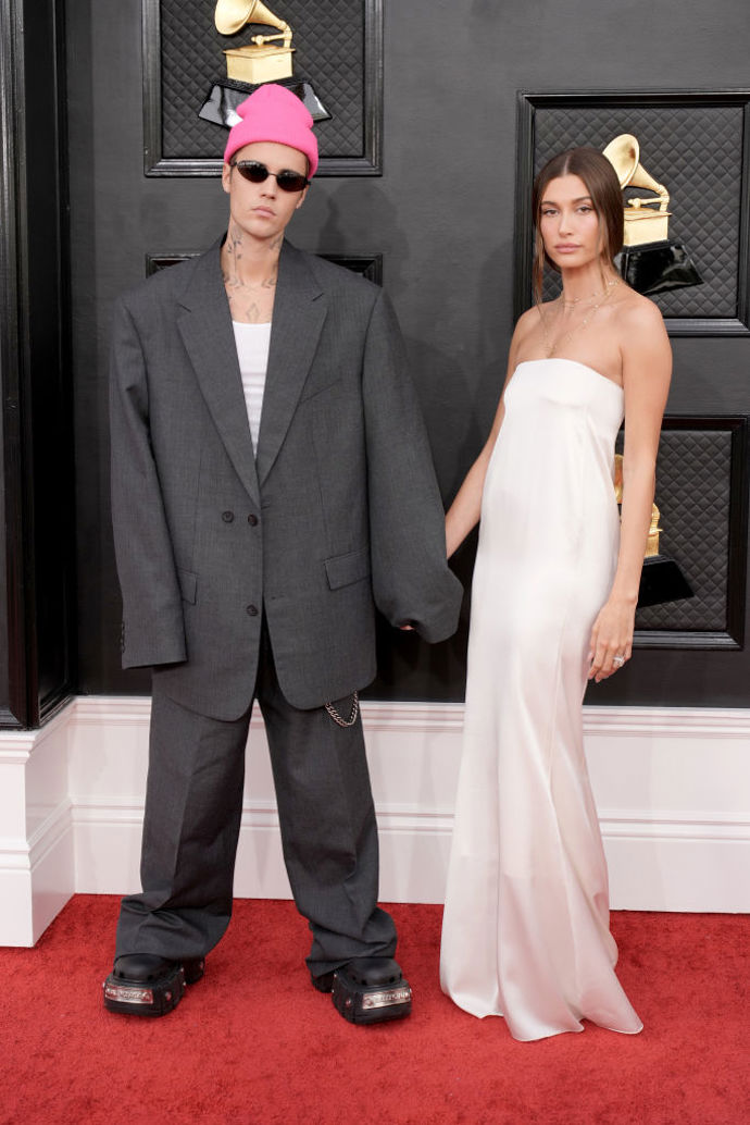 Zatímco Justin Bieber oblékl oversized sako Balenciaga, Hailey na sobě měla elegantní bílé šaty bez ramínek od Saint Laurent.
