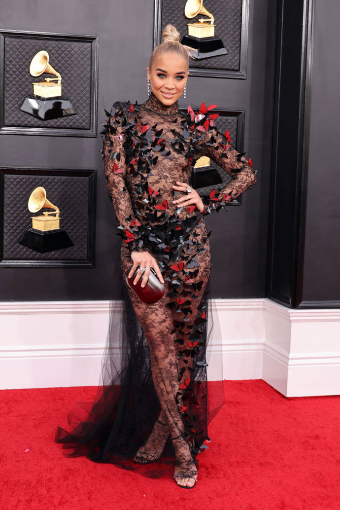 Jasmine Sanders v průsvitných šatech.

