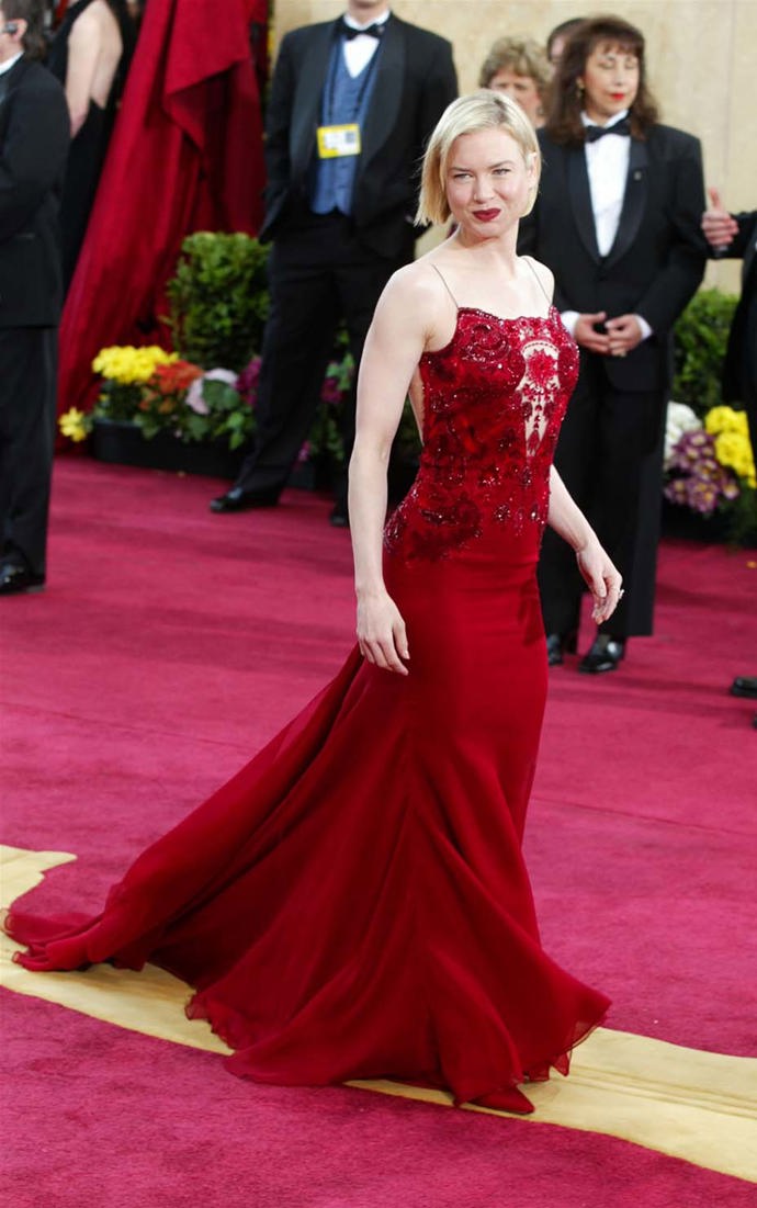 Červenou róbu od Carolina Herrera si herečka oblékla na udílení Oscarů v roce 2003.
Červenou róbu od Carolina Herrera si herečka oblékla na udílení Oscarů v roce 2003.