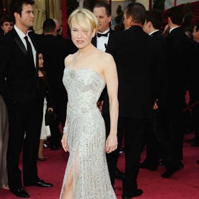 Ve stříbrných šatech od Caroliny Herrera ovládla Renée Zellweger oscarový večer v roce 2008.
