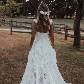 Tento svrchovaně ženský styl od Grace Loves Lace byl zrozen k nošení na venkovní svatbu. Naše oblíbené detaily jsou jedinečná růžová krajka a jemná ramínka.
