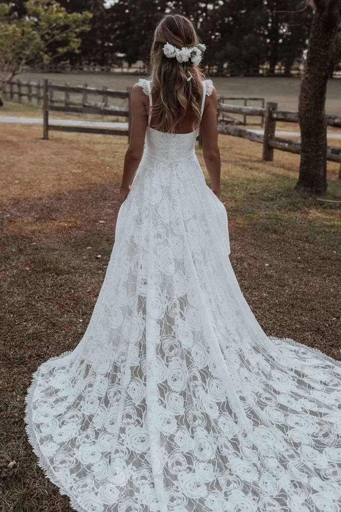 Tento svrchovaně ženský styl od Grace Loves Lace byl zrozen k nošení na venkovní svatbu. Naše oblíbené detaily jsou jedinečná růžová krajka a jemná ramínka.
