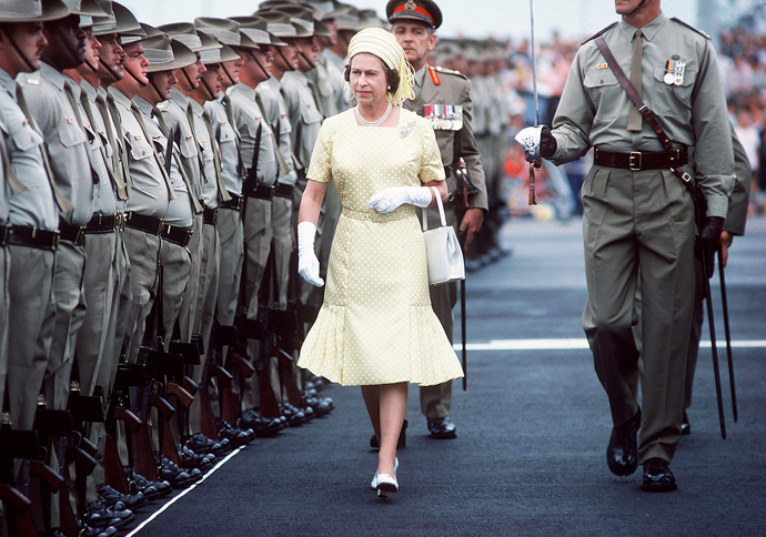 Královna Alžběta II. v australském Brisbane při svém Jubilee Tour. 
