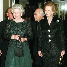 Na oslavu 70. narozenin Margaret Thatcher si oblékla tyto elegantní zelené šaty. 
