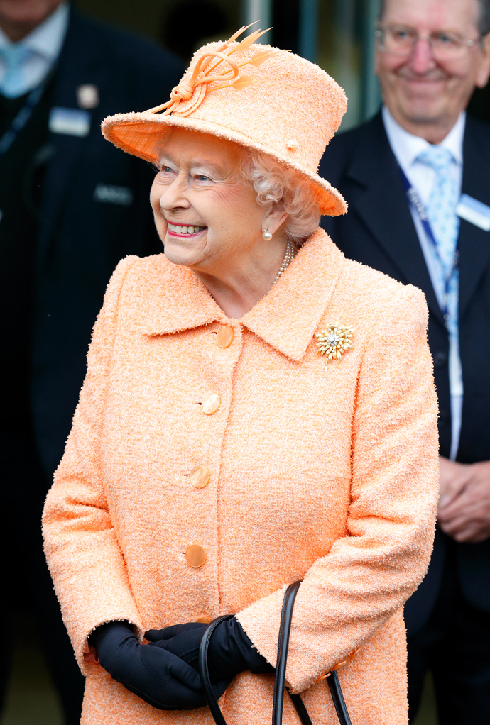 Na QIPCO British Champions Day v roce 2015 zazářila královna v meruňkovém monochromním outfitu. 
