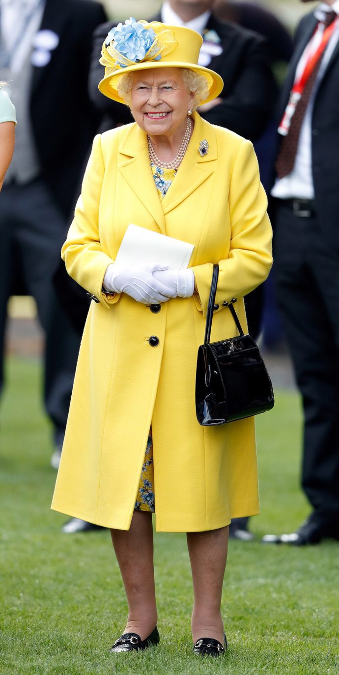 Královna v dalším žlutém outfitu, a to během účasti na Royal Ascot v roce 2018.
