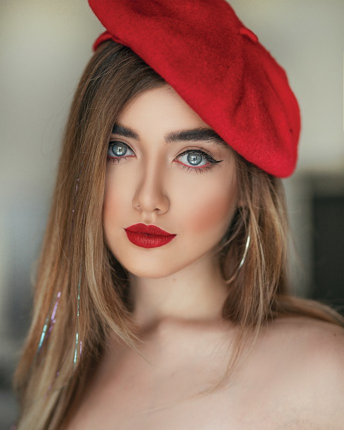 Červená rtěnka skvěle doplní outfit ve stejné barvě.
Červená rtěnka skvěle doplní outfit ve stejné barvě.