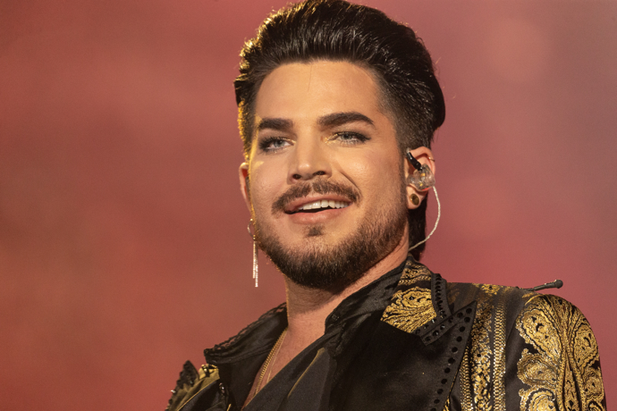 Zpěvák Adam Lambert rád zvýrazňuje své modré oči pomocí stínů, řasenky nebo očních linek. Dodává to tak podmanivost jeho pohledu.
