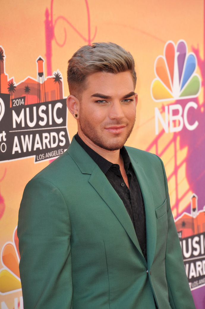 Zpěvák Adam Lambert byl ve vztahu s finským reportérem Sauli Koskinenem, ale po třech letech se rozešli. V roce 2019 měl na pár měsíců vztah s Javi Costou Polem, ale s tím se zpěvák také v dobrém rozešel.
