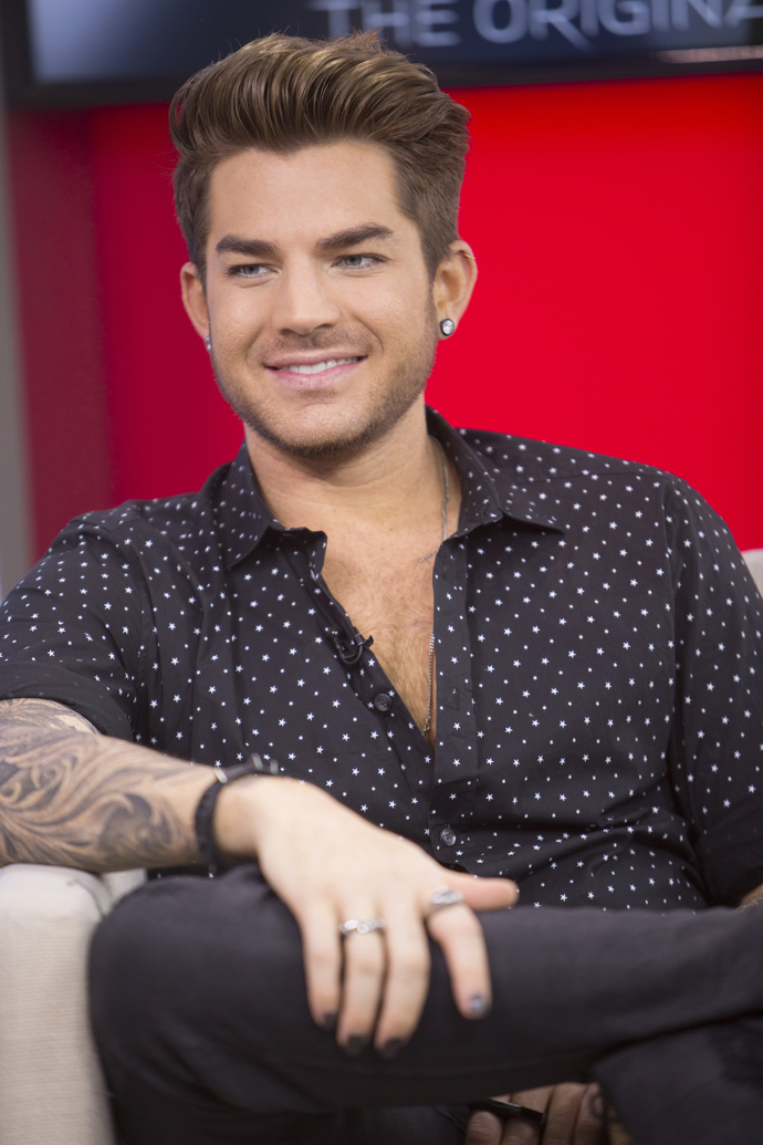 V současné době není známo, že by byl Adam Lambert v nějakém vztahu. Věnuje se naplno práci a pravá láska ho nejspíš teprve čeká.
