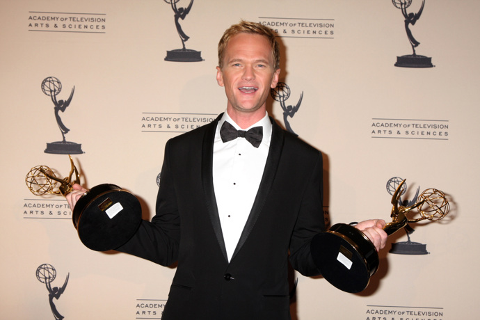 Jako sukničkář Barney Stinson si získal Neil Patrick Harris srdce mnoho žen. Svoji roli sehrál tak dokonale, že by jen málokdo uhádl jeho skutečnou orientaci.
