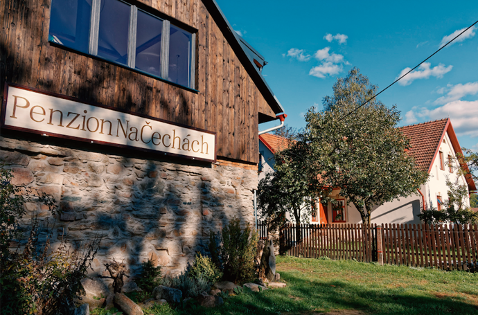 Historie místa zvaného Na Čechách údajně sahá až do doby pobělohorské. Současní majitelé se s odvahou pustili do rekonstrukce zemědělské usedlosti, která trvá až do dnešních dnů. Místo ale už dnes rozhodně stojí za návštěvu!
