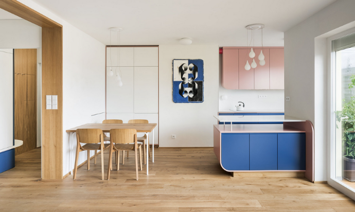 Umění v hlavní roli: Tento byt na Žižkově propojuje design, obrazy a číslo 69
