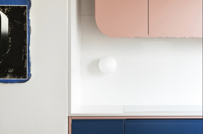 Umění v hlavní roli: Tento byt na Žižkově propojuje design, obrazy a číslo 69
