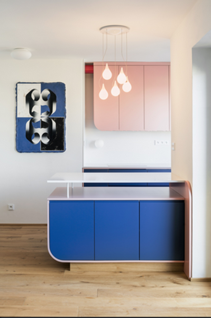Umění v hlavní roli: Tento byt na Žižkově propojuje design, obrazy a číslo 69
