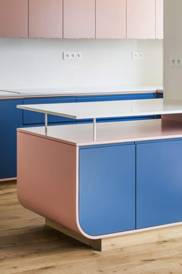 Umění v hlavní roli: Tento byt na Žižkově propojuje design, obrazy a číslo 69

