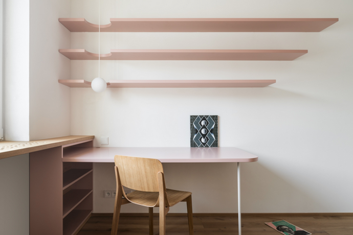 Umění v hlavní roli: Tento byt na Žižkově propojuje design, obrazy a číslo 69
