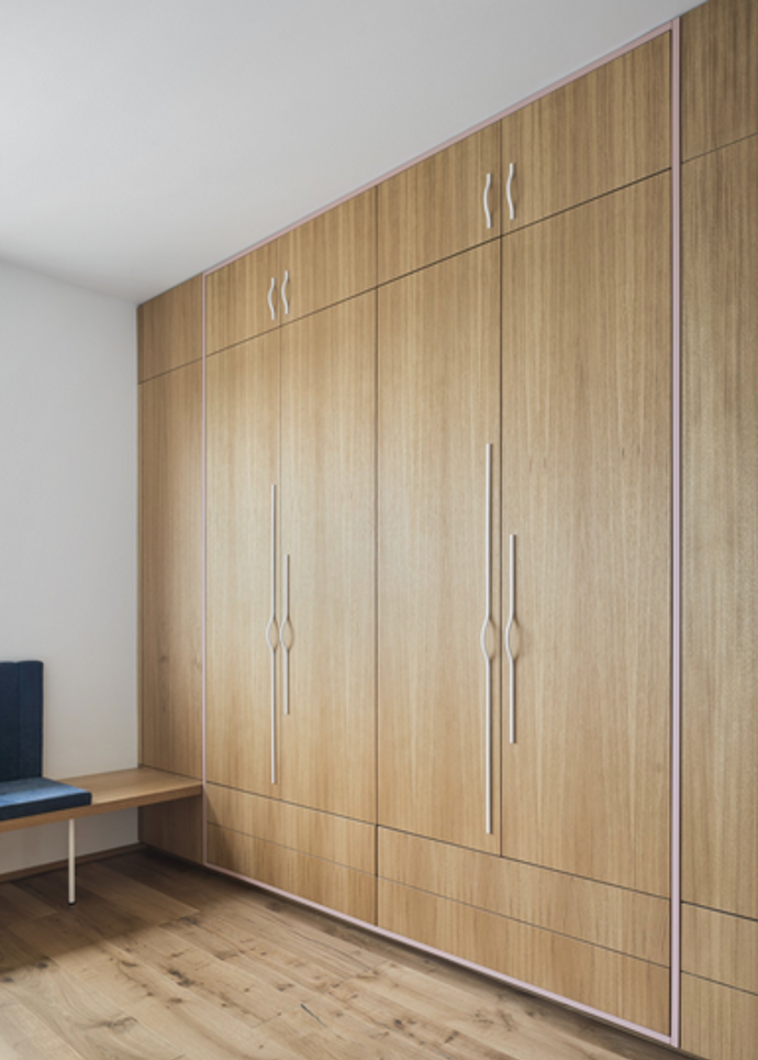 Umění v hlavní roli: Tento byt na Žižkově propojuje design, obrazy a číslo 69
