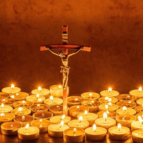 Odpověď na otázku č.1

A) Velikonoční svíce hoří jen na Zelený čtvrtek – to je nepravdivé tvrzení, hoří při všech velikonočních bohoslužbách.


 
