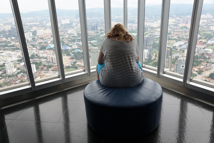 Pokud patříte mezi plnoštíhlé ženy, vyřaďte z vašeho šatníku pruhovaná trika. Pruhy totiž postavu opticky rozšiřují, zbytečně vám tak přidají pár kil navíc.
