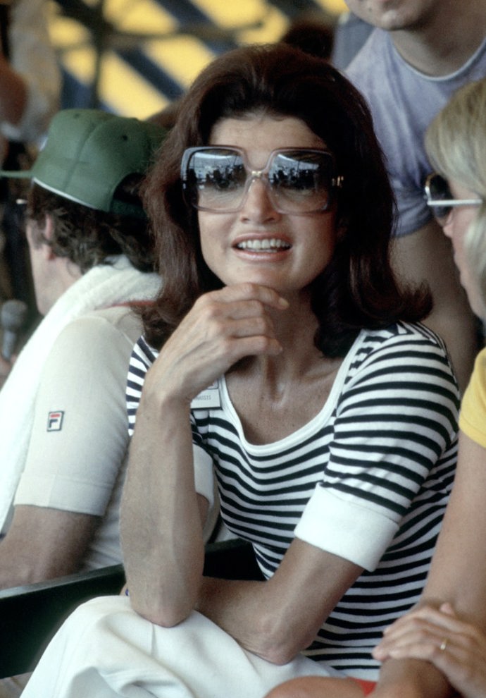 1976

V sedmdesátých letech si Jackie oblíbila velké sluneční brýle.
