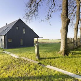Proměnit zanedbané stavení v místo, kde bude rodina trávit volný čas i se zbytkem příbuzných a s jejich přáteli. Tak znělo zadání pro architekty ze studia a1architects, které splnili na jedničku.
