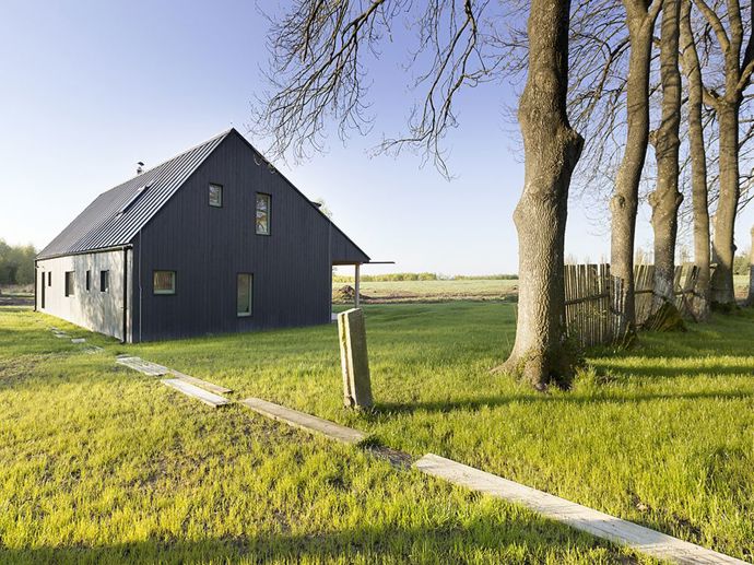 Proměnit zanedbané stavení v místo, kde bude rodina trávit volný čas i se zbytkem příbuzných a s jejich přáteli. Tak znělo zadání pro architekty ze studia a1architects, které splnili na jedničku.
Proměnit zanedbané stavení v místo, kde bude rodina trávit volný čas i se zbytkem příbuzných a s jejich přáteli. Tak znělo zadání pro architekty ze studia a1architects, které splnili na jedničku.