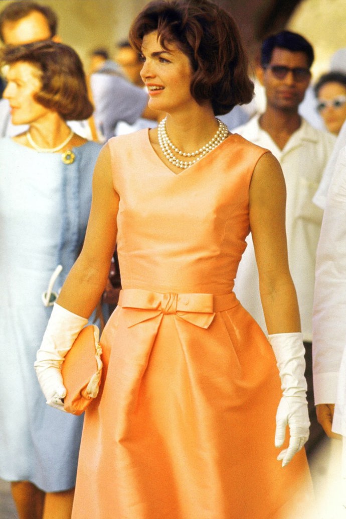 1962

Při návštěvě Indie si Jackie oblékla meruňkové šaty s perlami.
