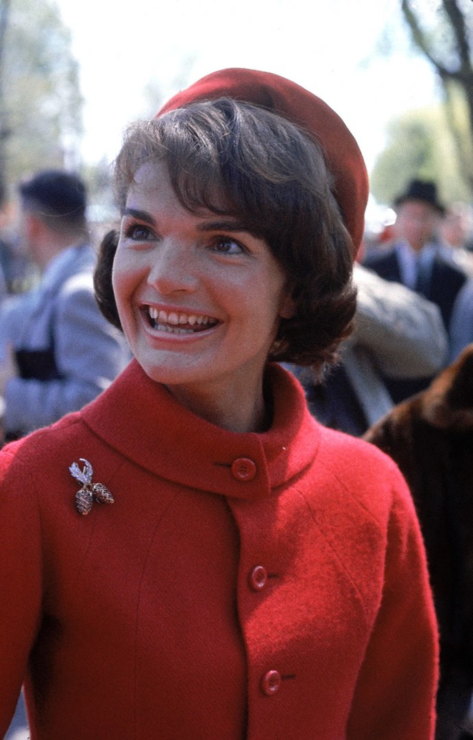 1961

Jackie Kennedy v červeném kabátu při své cestě po Kanadě.
