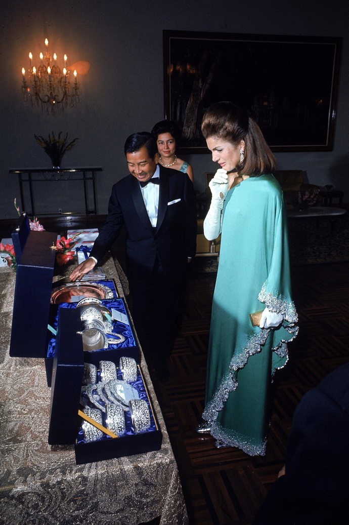 1967

Jackie Kennedy v modrozelených šatech na jedno rameno.
