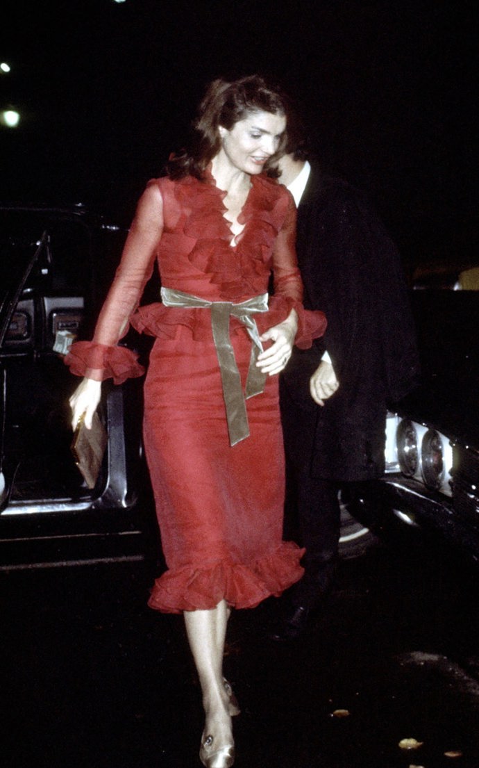 1970

V červených šatech byla Jackie Kennedy k nepřehlédnutí.
