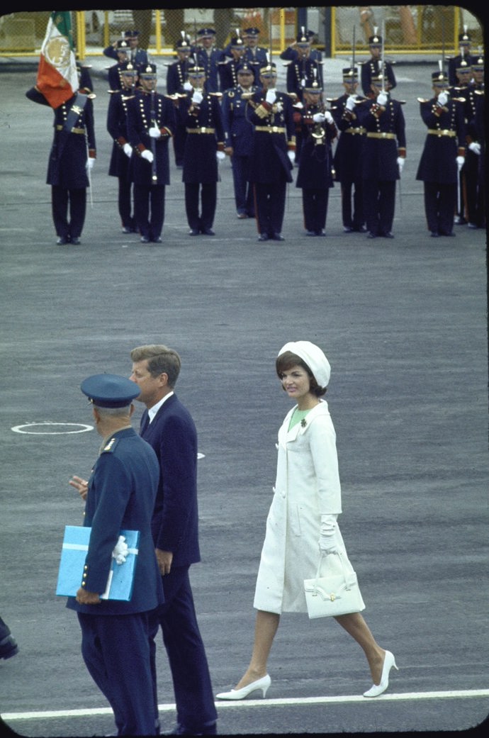 1962

Jednoduché bílé oblečení je synonymem pro módu první dámy. 
