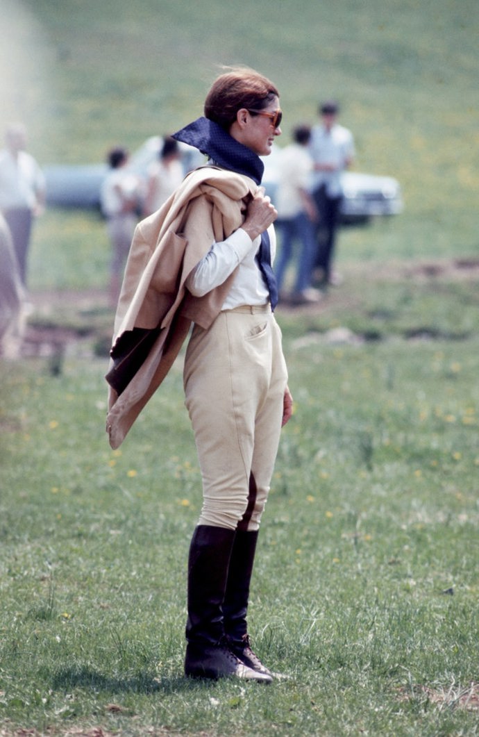 1970

Jezdecká elegance v podání Jackie Kennedy.
