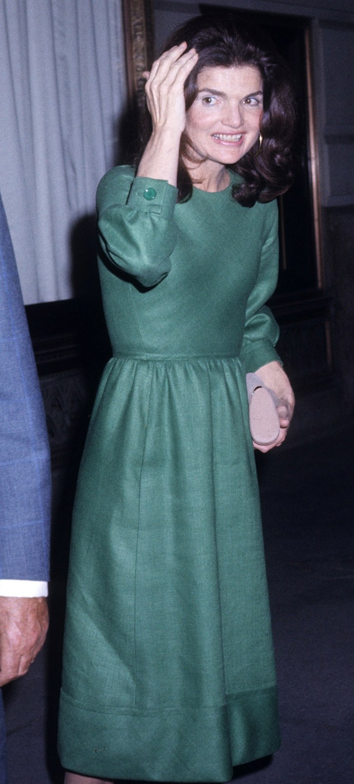 1974

Zelené koktejlové šaty oblékla Jackie Kennedy v roce 1974.
