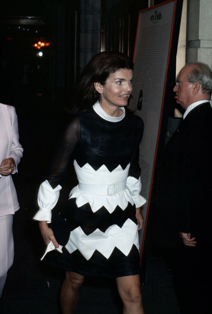 1970

Do Alvin Theatre zamířila Jackie Kennedy v koktejlových šatech s geometrickým vzorem.

