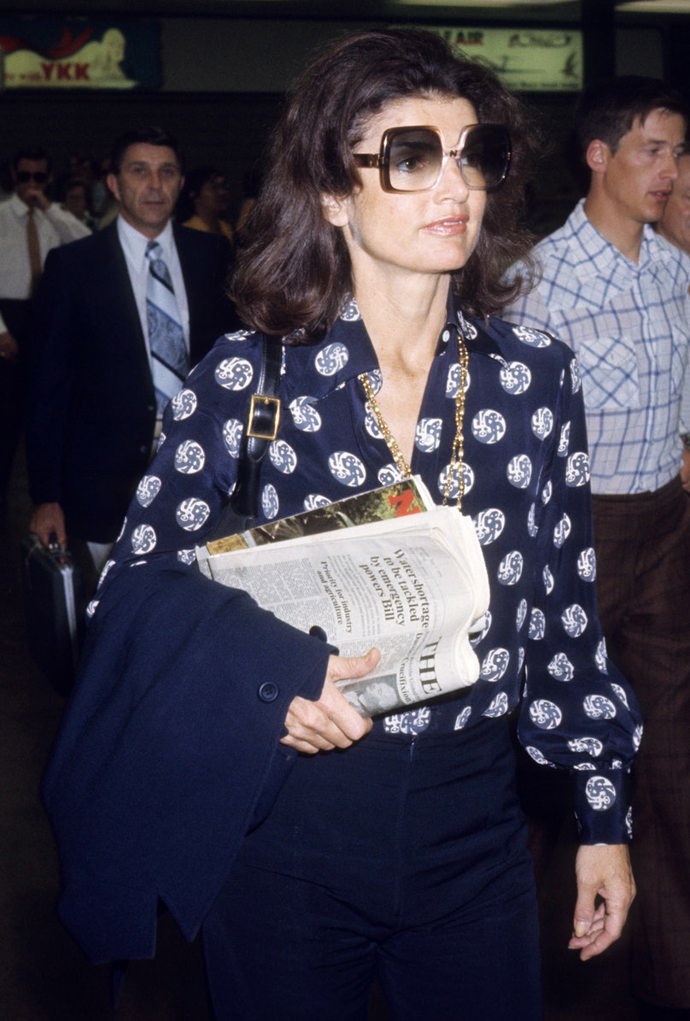 1976

Cestovatelský outfit, ve kterém paparazzi zachytili Jackie Kennedy na londýnském letišti v roce 1976.
