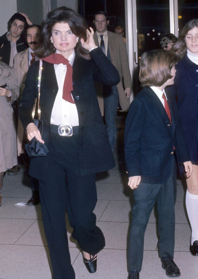1971

Pánské oblečení? Jackie Kennedy se kalhotového kostýmu nebála.

 
