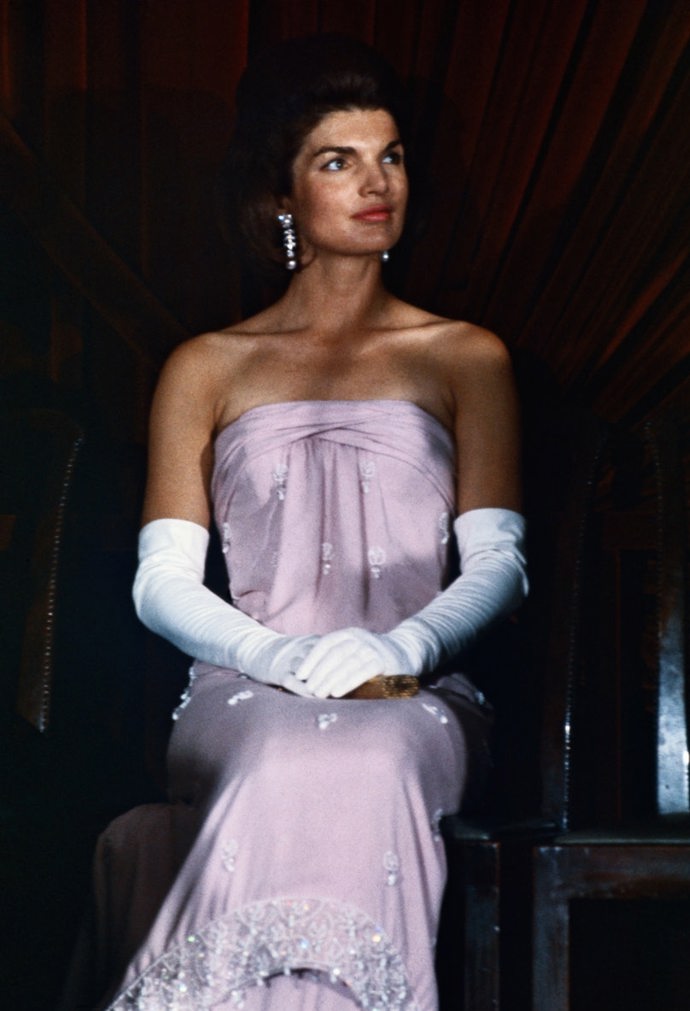 V oslňující levandulové róbě dorazila Jackie Kennedy do Národní galerie umění.
