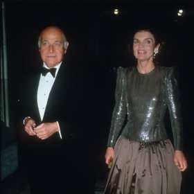 1986

V těchto šatech Jackie ovládla ples v New York Public Library.
