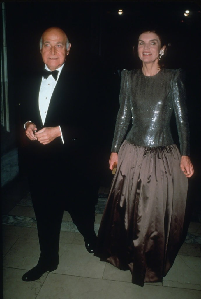 1986

V těchto šatech Jackie ovládla ples v New York Public Library.
