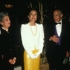 1989

Na konci 80. let si Jackie Kennedy oblíbila pampeliškově žlutou barvu.
