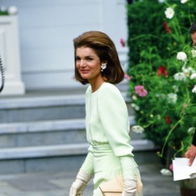 1986

V mátově zeleném kompletu se zúčastnila svatby své dcery Caroline. 

