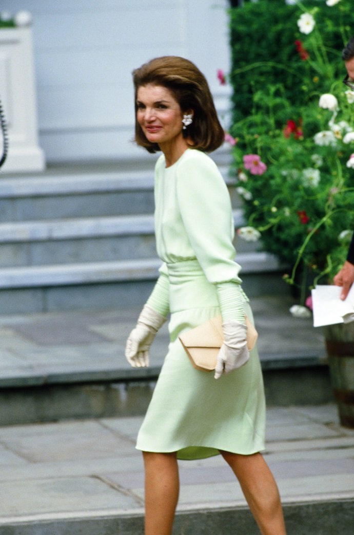 1986

V mátově zeleném kompletu se zúčastnila svatby své dcery Caroline. 
