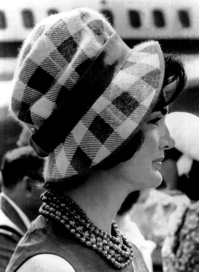 1961

Jackie Kennedy si ráda hrála s doplňky, například klobouky.
